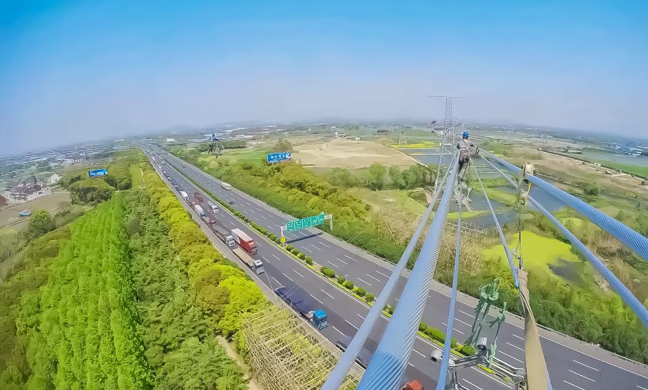 2022年4月12日,在白鹤滩—江苏±800千伏特高压直流输电线路工程江苏